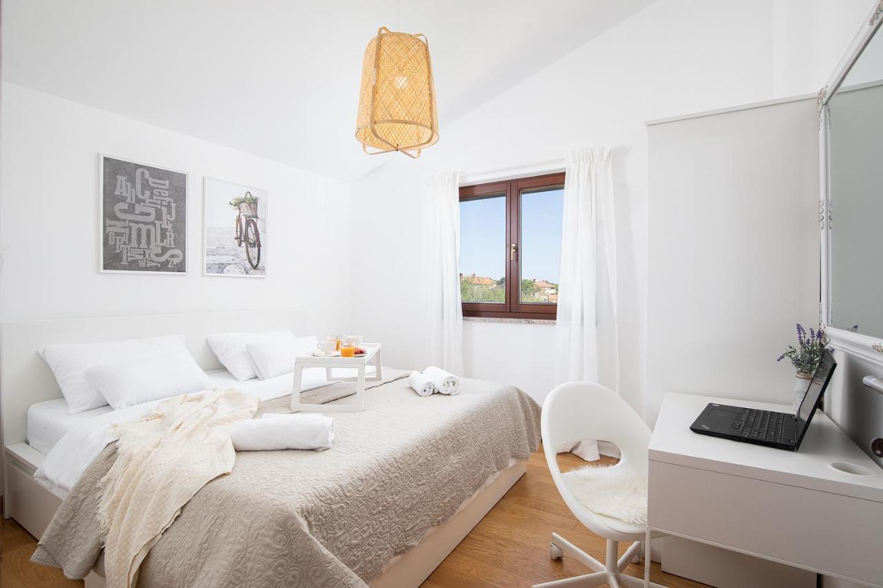 Cesare Apartment, With Swimming Pool And Sea View Ližnjan Eksteriør billede